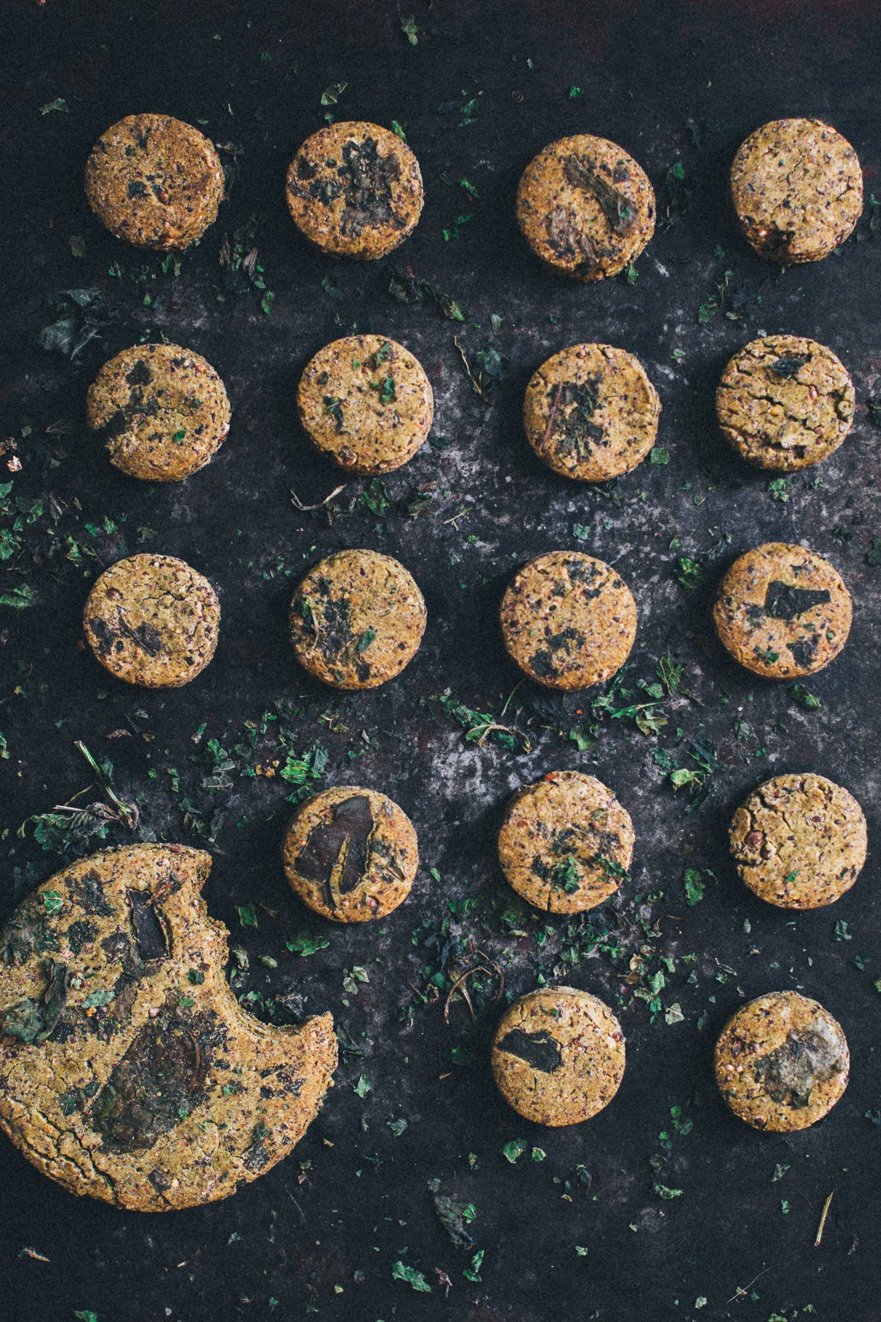 Weed Power hondensnacks met oa. zeewier en brandnetel.