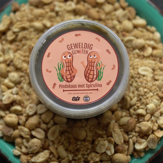potje met pindakaas voor honden. Een bakje vol op een bedje van pinda's
