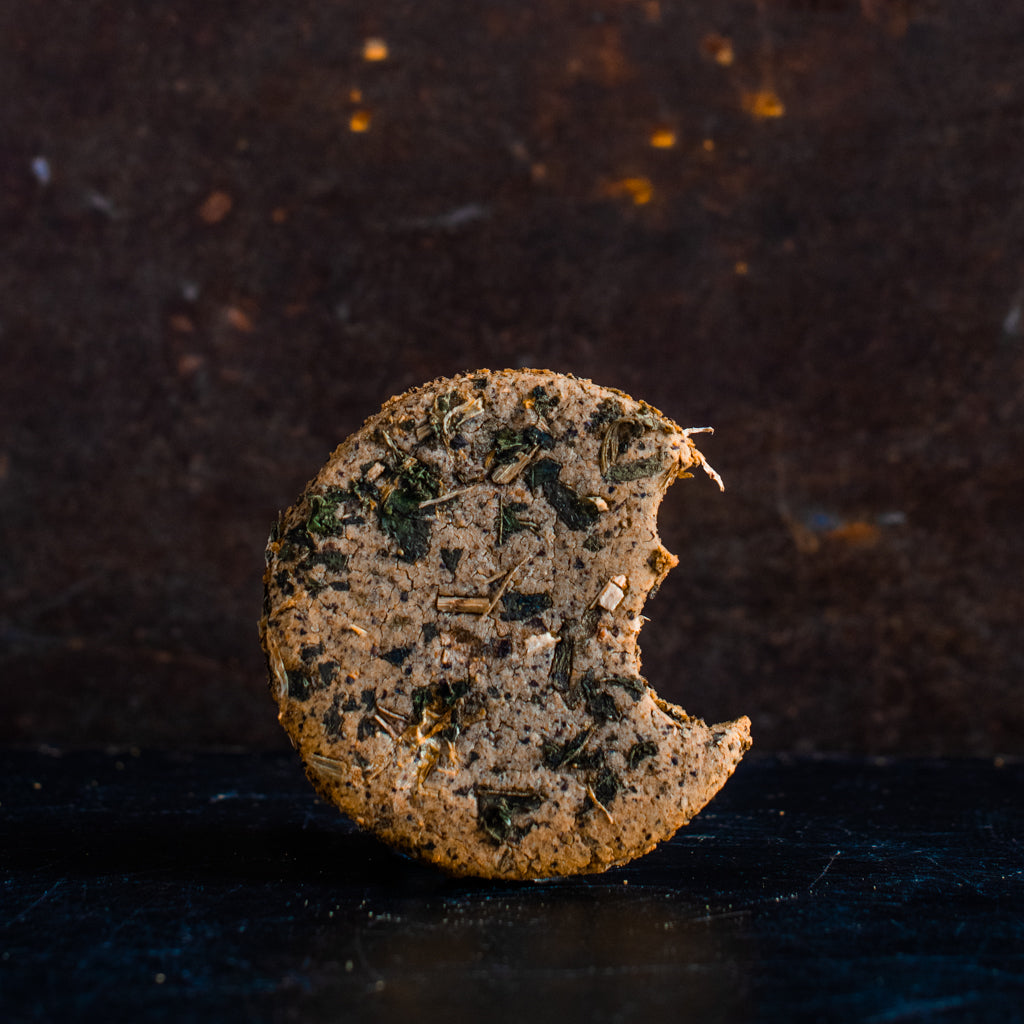 Vitaliteits hondenkoek met allerlei kruiden erop, zoals brandnetel, echinacea en goudsbloem.